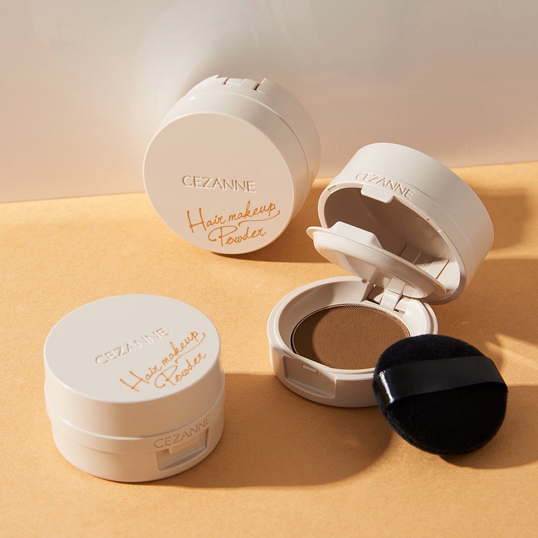 <strong>powder blends naturally with your hair color.</strong>